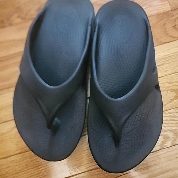 Oofos Oolala Wedge Thong Sandals - Picture 2 of 8